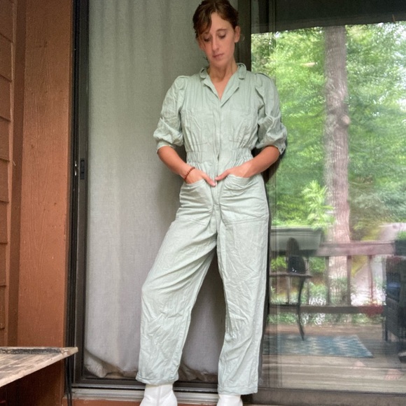 A eggshell jumpsuit - Picture 1 of 5